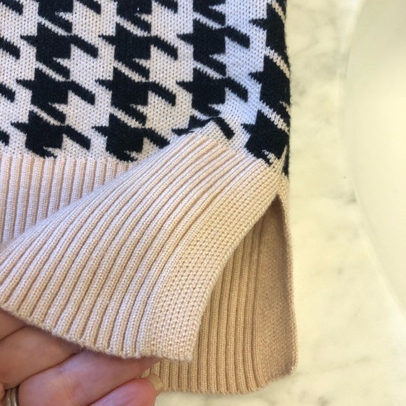 MEDIUM HOUNDSTOOTH Billie Sweater Vest.
Sleeveless Knit Roomy - Picture 6 of 11